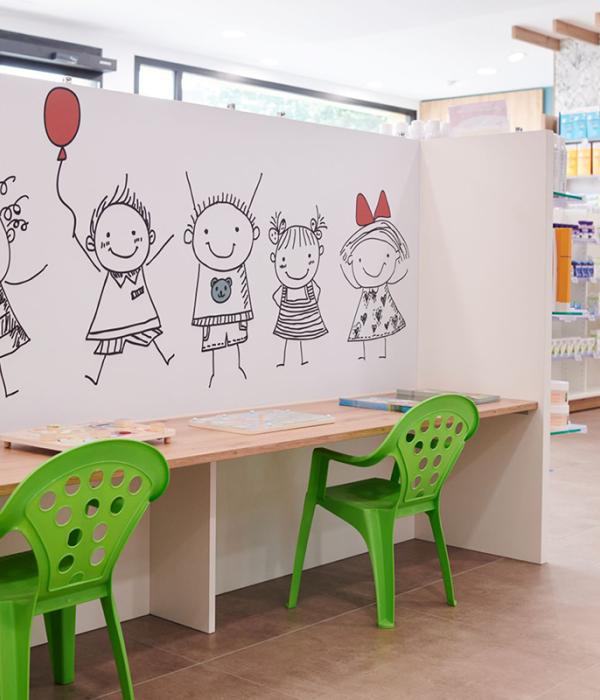 création mobilier transfert réagencement agencement aménagement relooking bois métal espace enfant maman bébé beauté nature soins bio espaces confidentiels cabine essayage vaccination pharmacie officine surface de vente espace d'attente back office orthopédie comptoir linéaires décoration travaux jbcc agenceur jbcc agencement