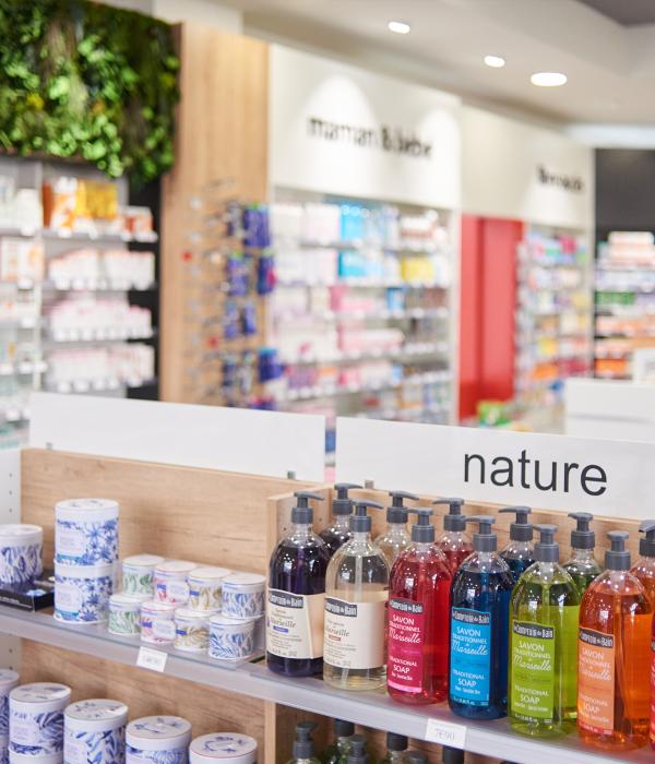 pharmacie gondole bois et blanc