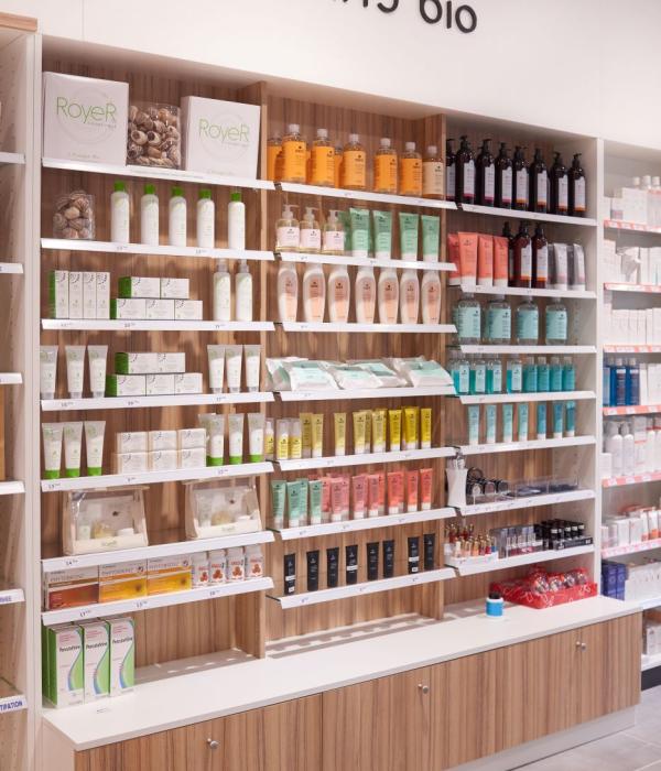 création mobilier transfert réagencement agencement aménagement relooking bois métal espace enfant maman bébé beauté univers nature soins bio espaces confidentiels cabine essayage vaccination pharmacie officine surface de vente espace d'attente back office herboristerie tisanerie aromathérapie mad orthopédie comptoir linéaires décoration travaux sur-mesure fabrication française made in france coiffure optique JBCC jbcc agenceur 